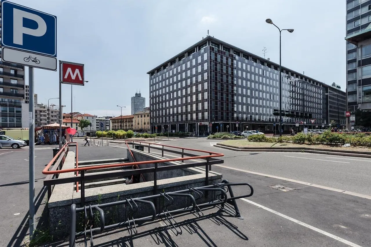 Stayeasy Quadronno33 - 3 Bedrooms, 2 Baths - Duomo Walking Distance Milan