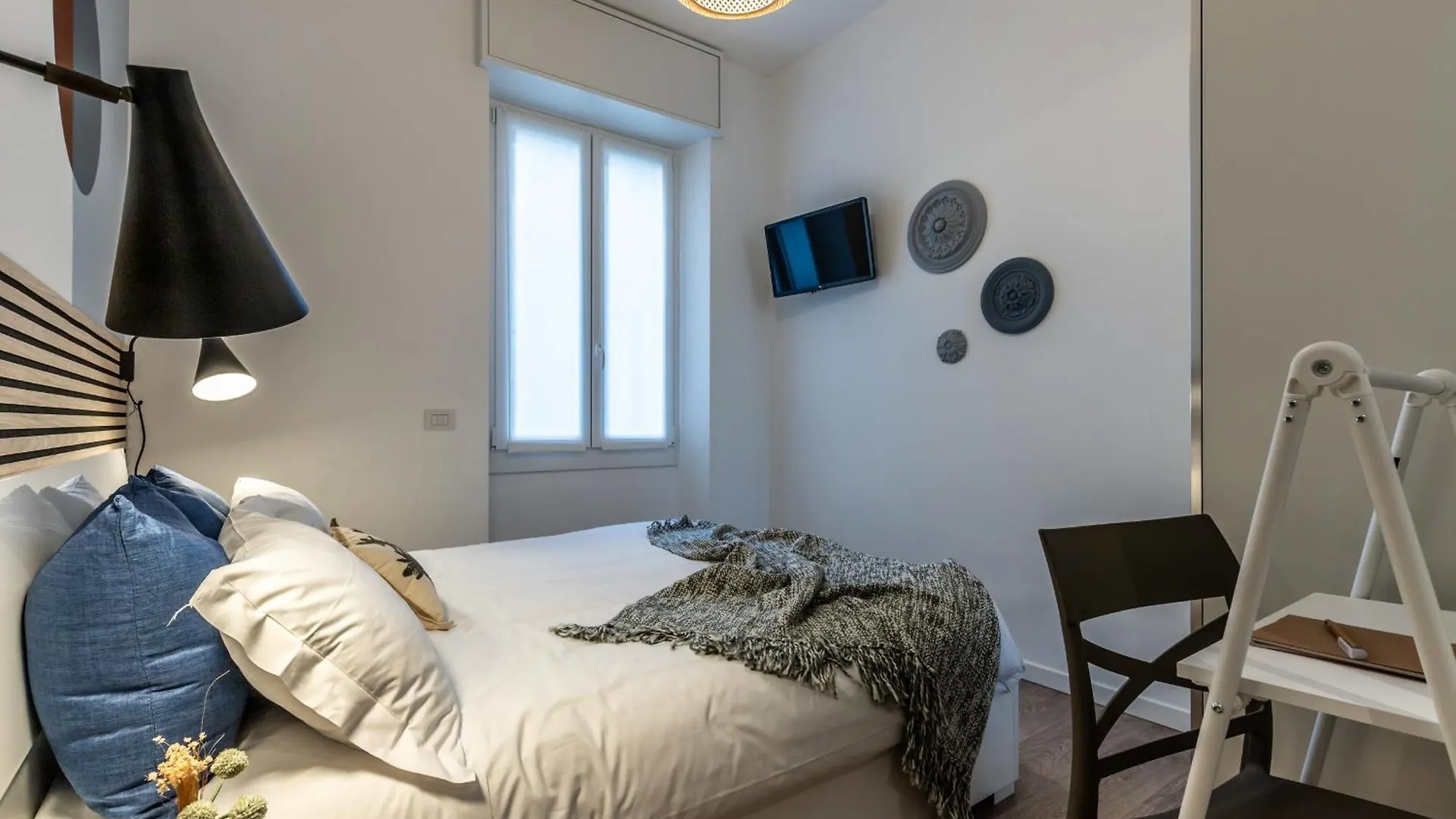 Stayeasy Quadronno33 - 3 Bedrooms, 2 Baths - Duomo Walking Distance Milan Italy