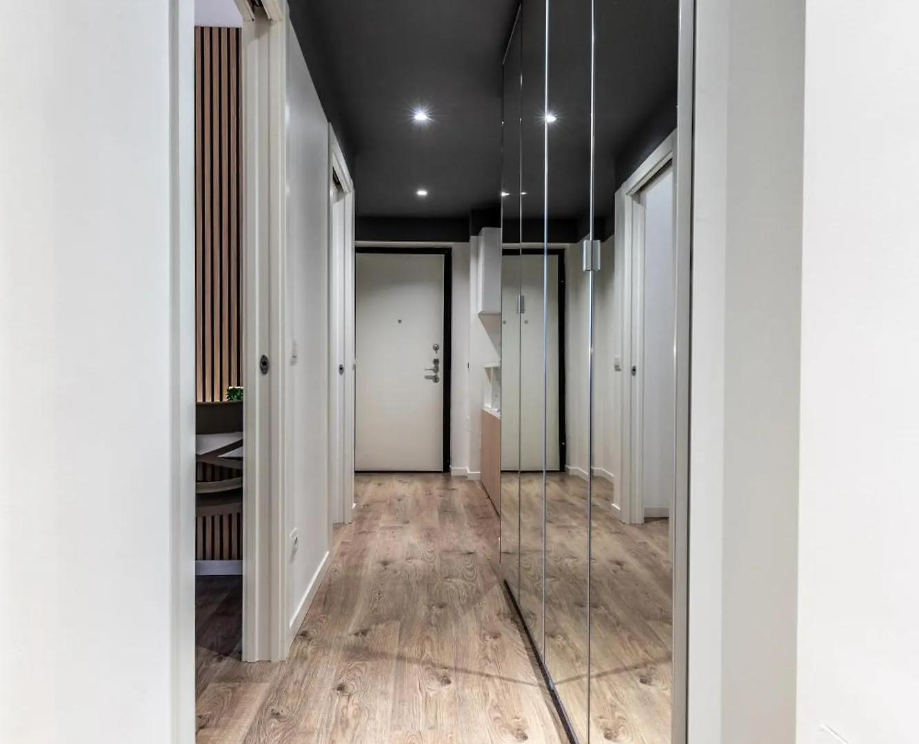 Stayeasy Quadronno33 - 3 Bedrooms, 2 Baths - Duomo Walking Distance Milan