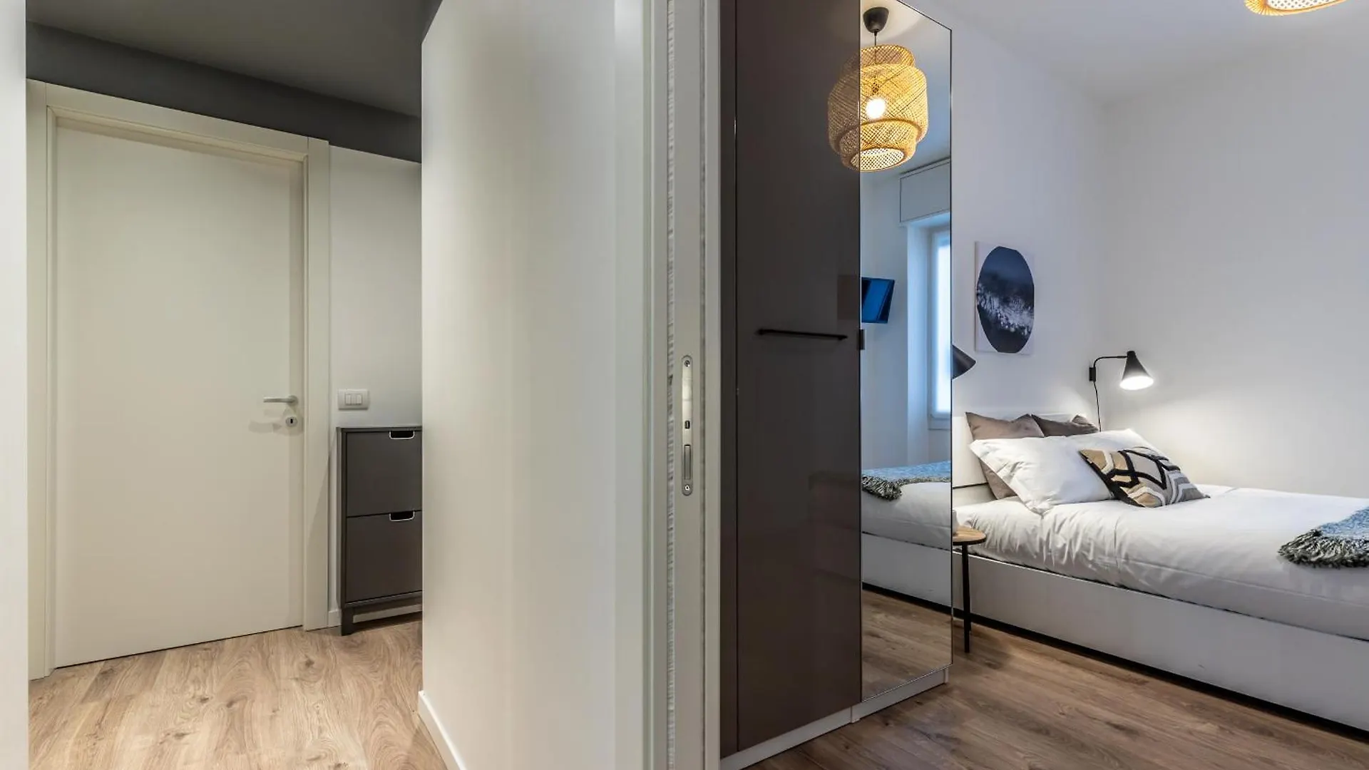 Stayeasy Quadronno33 - 3 Bedrooms, 2 Baths - Duomo Walking Distance Milan 0*,