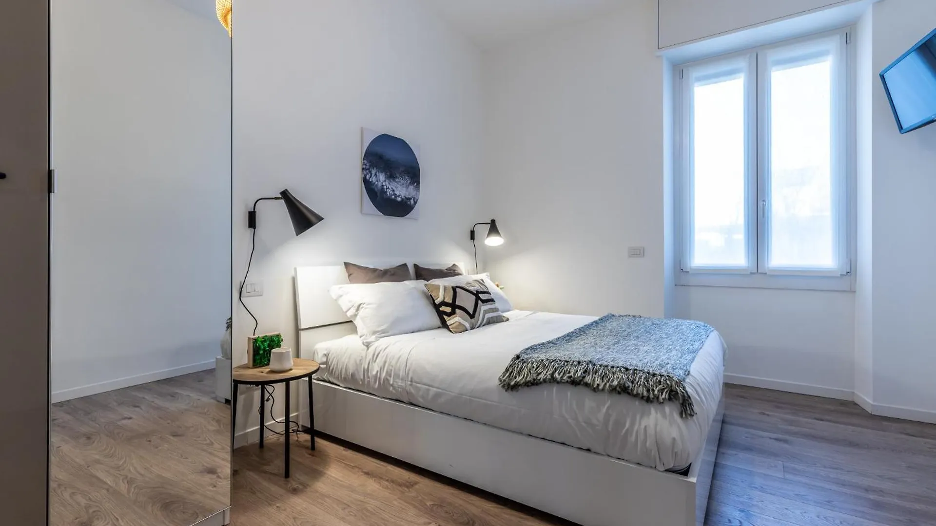 Stayeasy Quadronno33 - 3 Bedrooms, 2 Baths - Duomo Walking Distance Milan