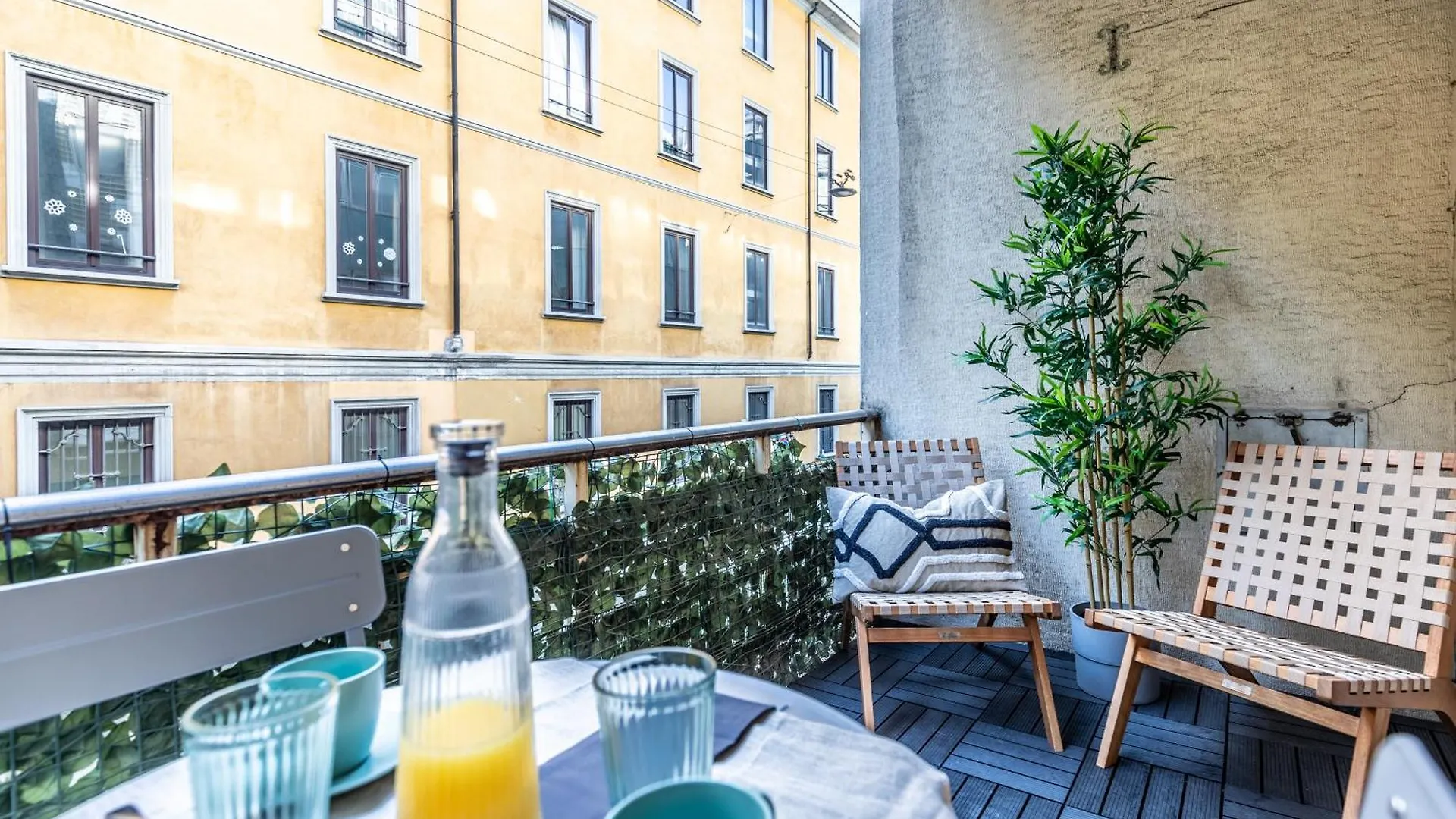 Stayeasy Quadronno33 - 3 Bedrooms, 2 Baths - Duomo Walking Distance Milan Apartment